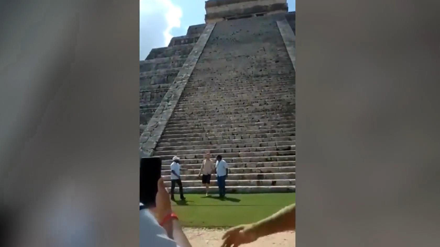 Unerlaubt auf Maya-Tempel: Einheimische attackieren Tourist! Er geht mit einem Stock auf ihn los
