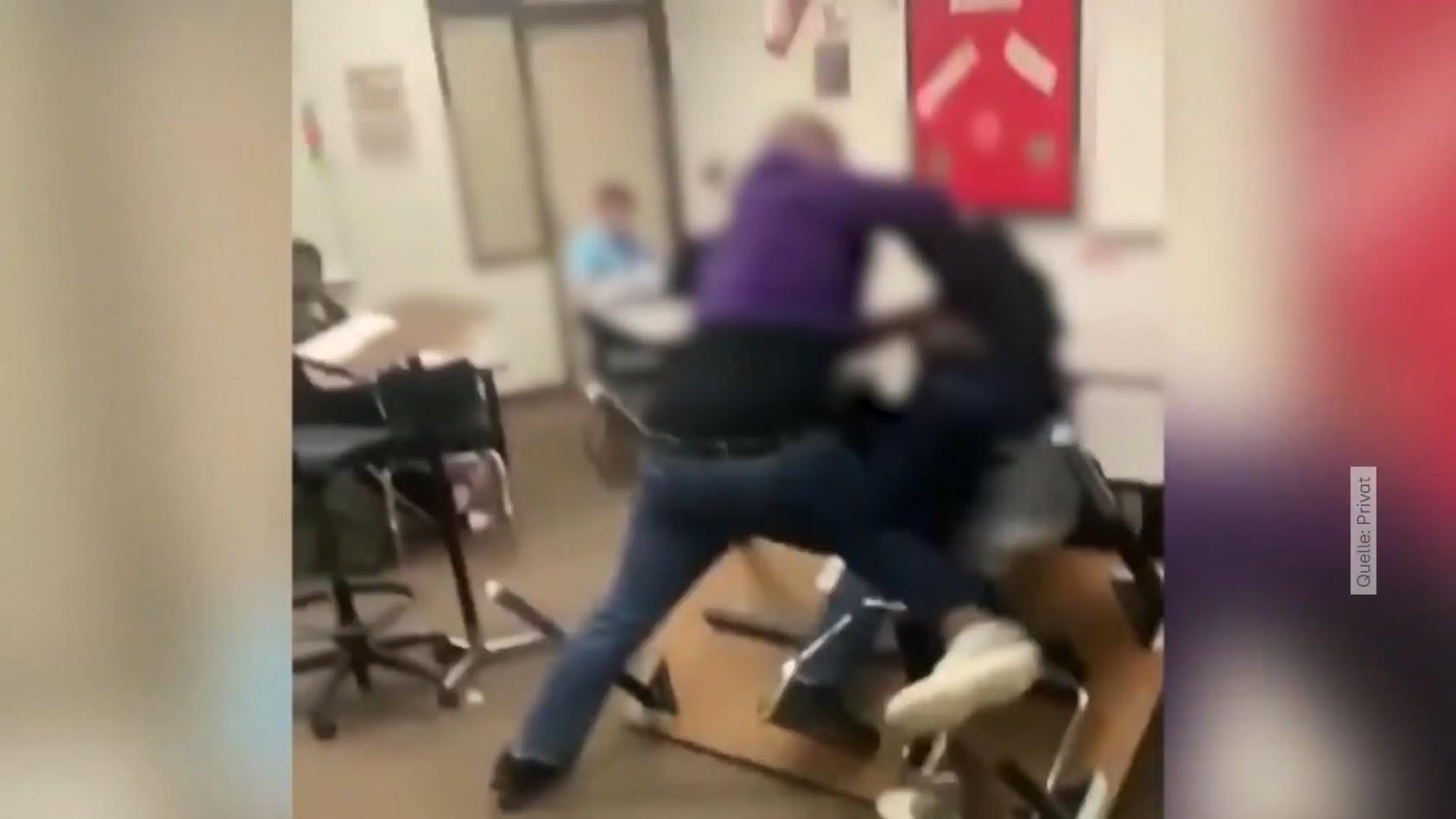 Texas: Lehrer geht auf seinen Schüler los Prügel-Video aus den USA sorgt für Aufschrei