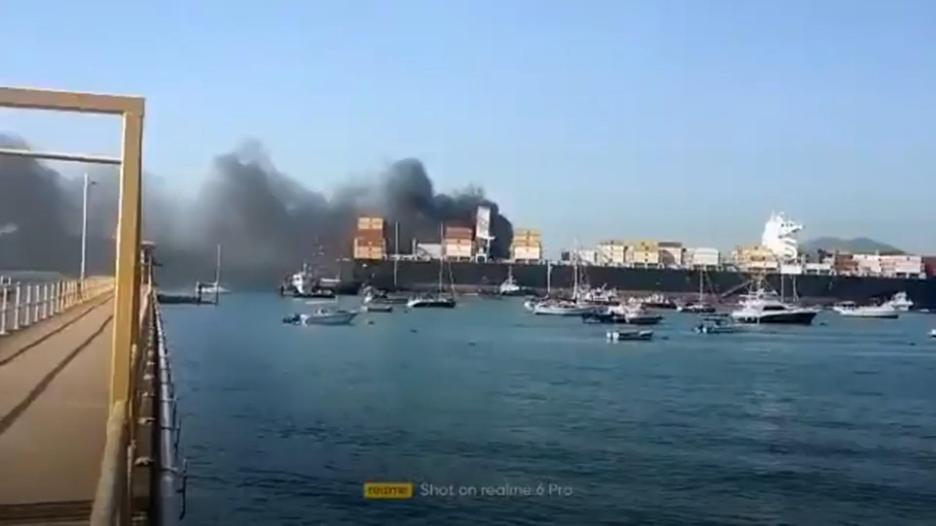 Containerschiff fährt brennend im Panamakanal 