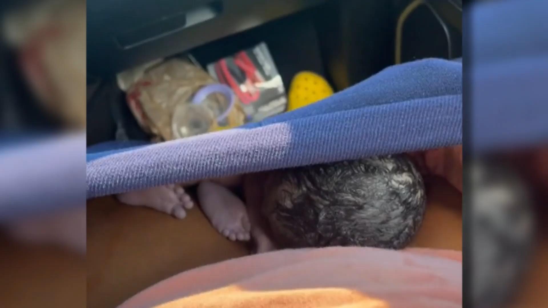 Frau bringt Baby im Auto zur Welt - mitten im Stau! Polizei eskortiert sie ins Krankenhaus