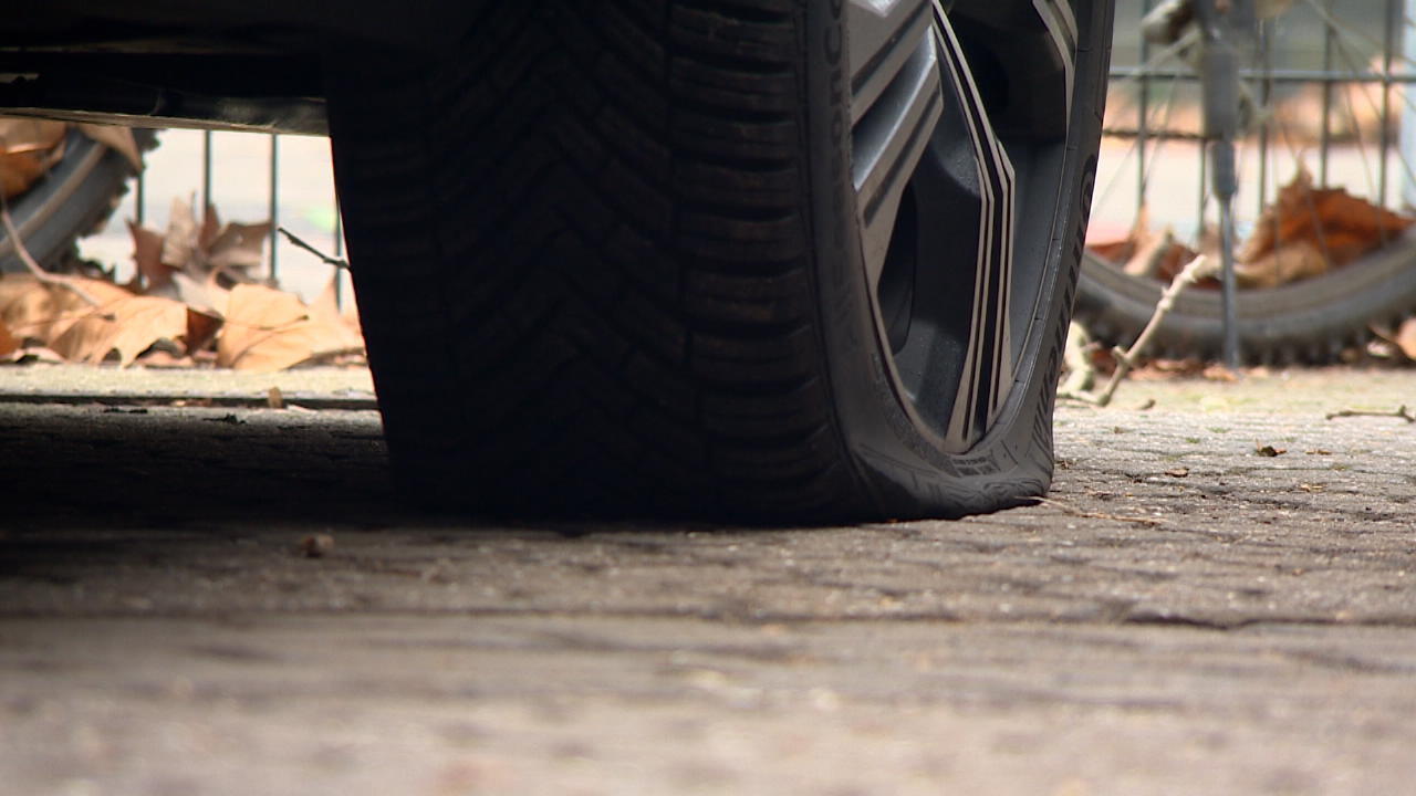 SUV-Fahrer betroffen Luft aus Reifen