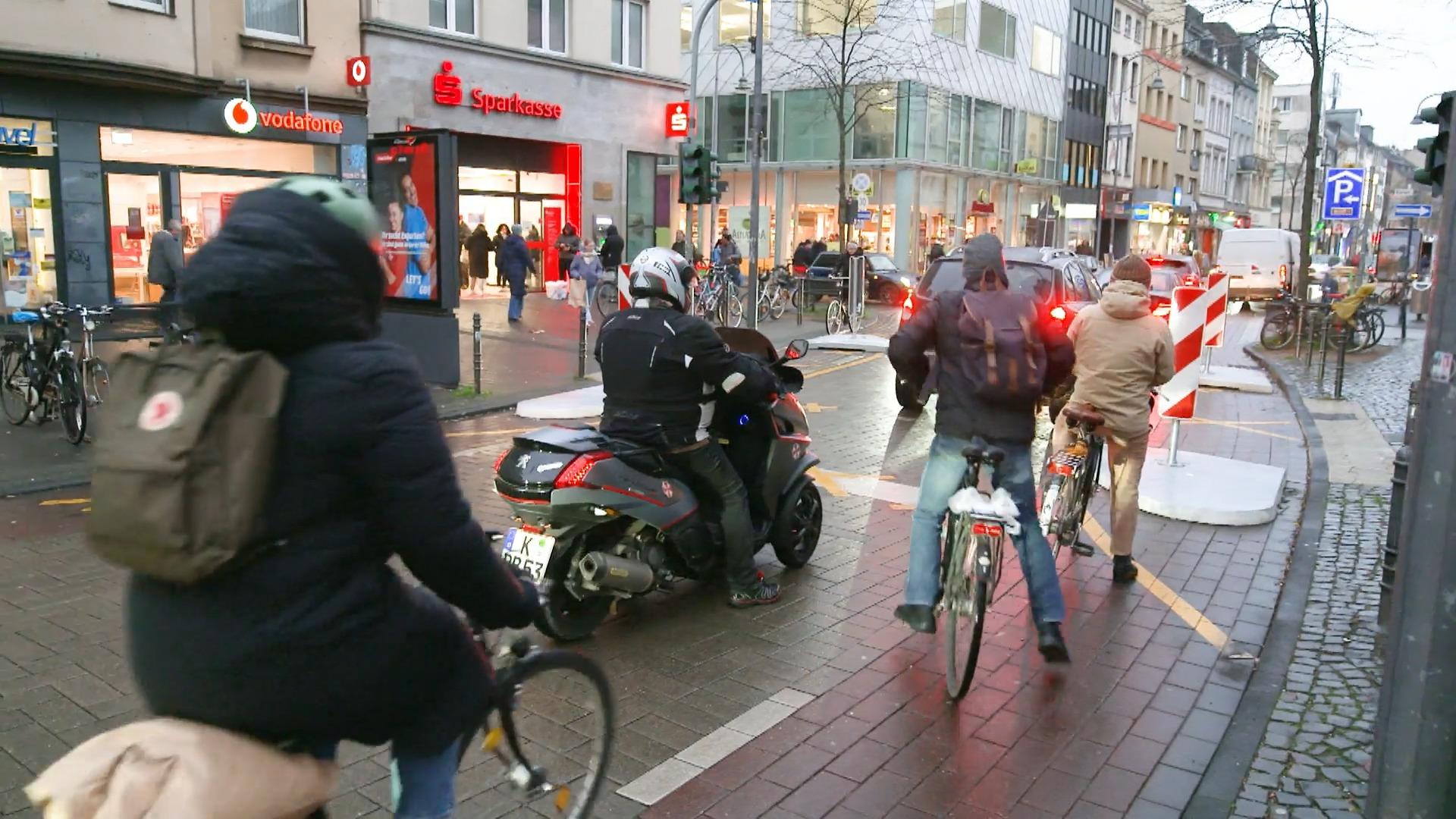 Los letreros y Tempo 20 permiten que el tráfico se desmorone "Puro horror" En una zona de moda de Colonia