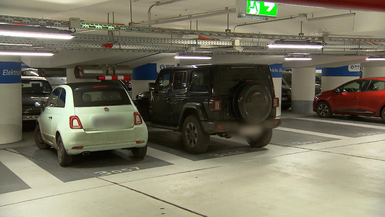 Debatte um SUVs in Parkhäusern Mehr Platz = höhere Parkgebühr?
