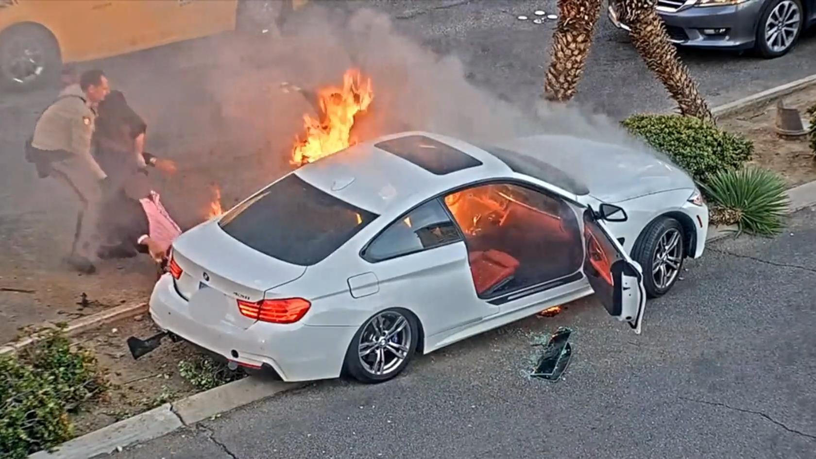 Polizist rettet Mann – als Auto plötzlich Feuer fängt! Betrunken gegen Palme gekracht