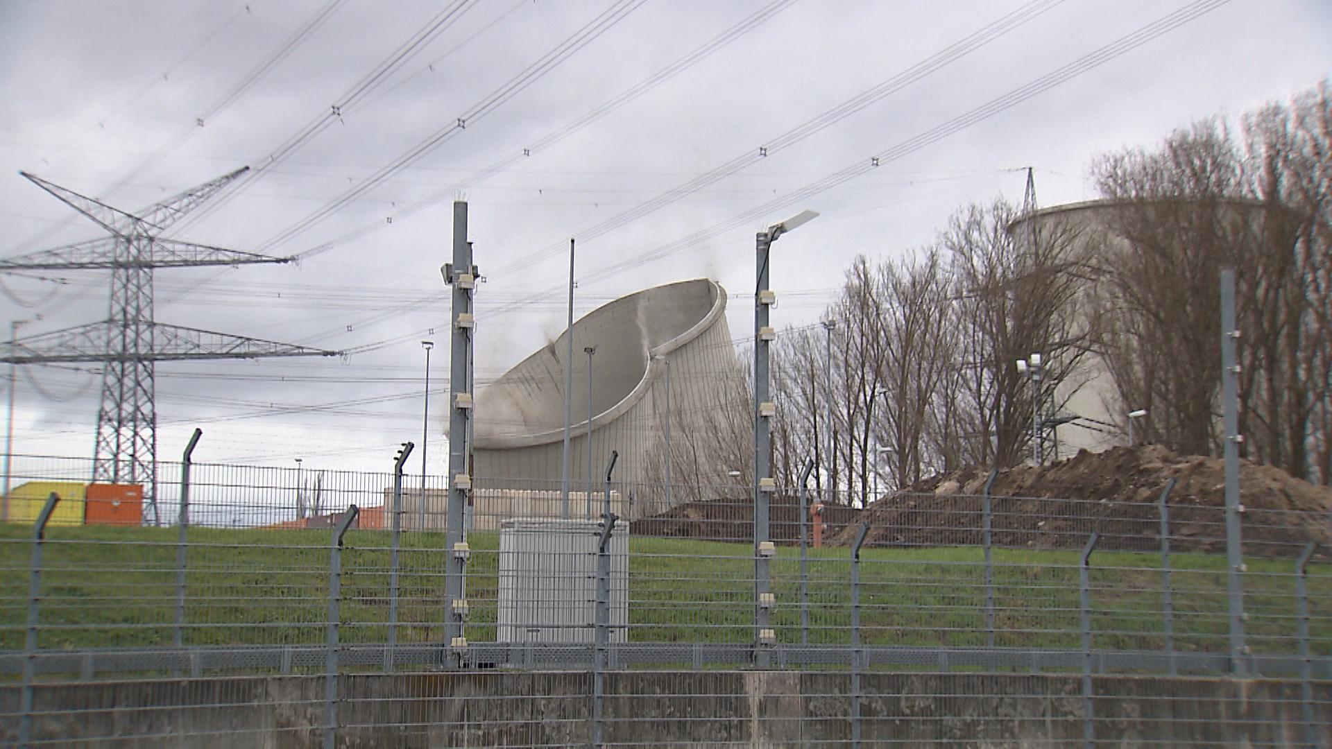 Erster Kühlturm vom AKW Biblis (Hessen) eingestürzt Hier ist definitiv Schluss mit Atomenergie!