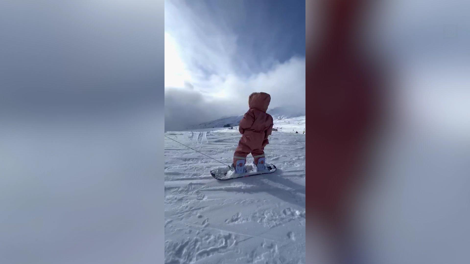 Snowboard-Baby geht viral: Zoey (1) brettert über die Pisten Zum Snowboarden geboren!
