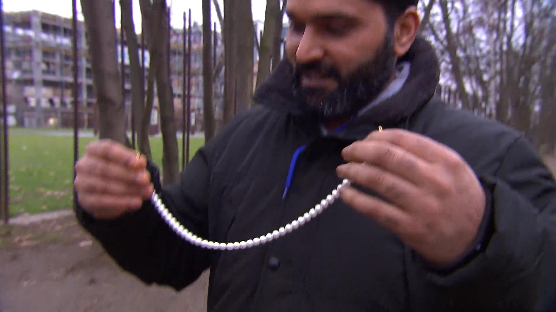 Auch Männer tragen Perlenketten Neuer Modetrend: Perlenkette für den Mann