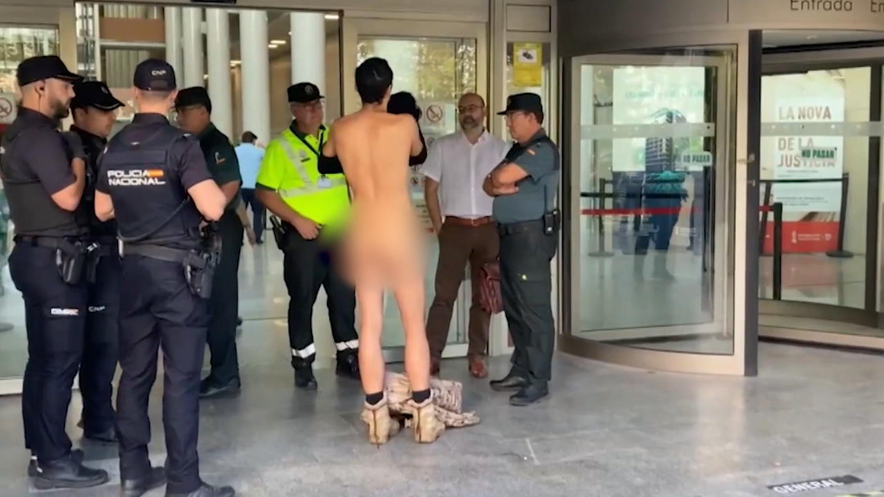 Veredicto: ¡Los españoles desnudos pueden estar desnudos!  El tribunal anuló la multa