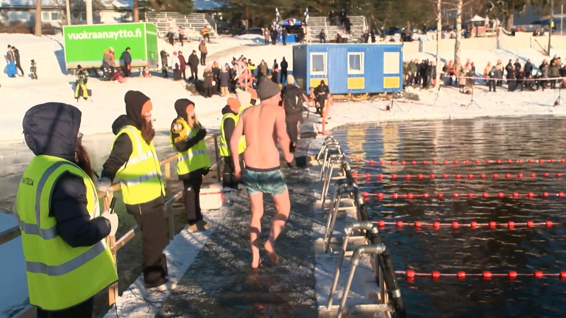 Reporter macht mit: Eis-Schwimm-Meisterschaft in Finnland Luft: Minus 10. Wasser: 2 Grad: bestes Badewetter