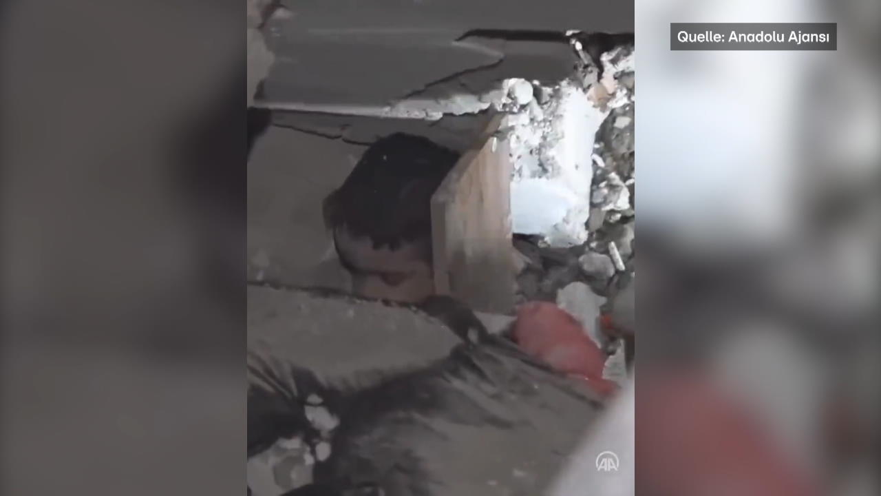 Eingequetscht unter Trümmern nach Erdbeben Junge im steinernen Gefängnis