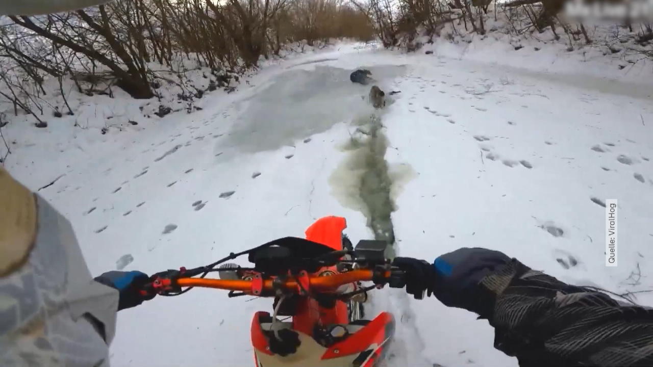 Biker brechen in gefrorenem Fluss ein Eisbaden mal anders