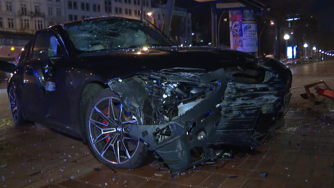 Polizei ermittelt nach Crash gegen zwei HSV-Profis Ein illegales Straßenrennen?