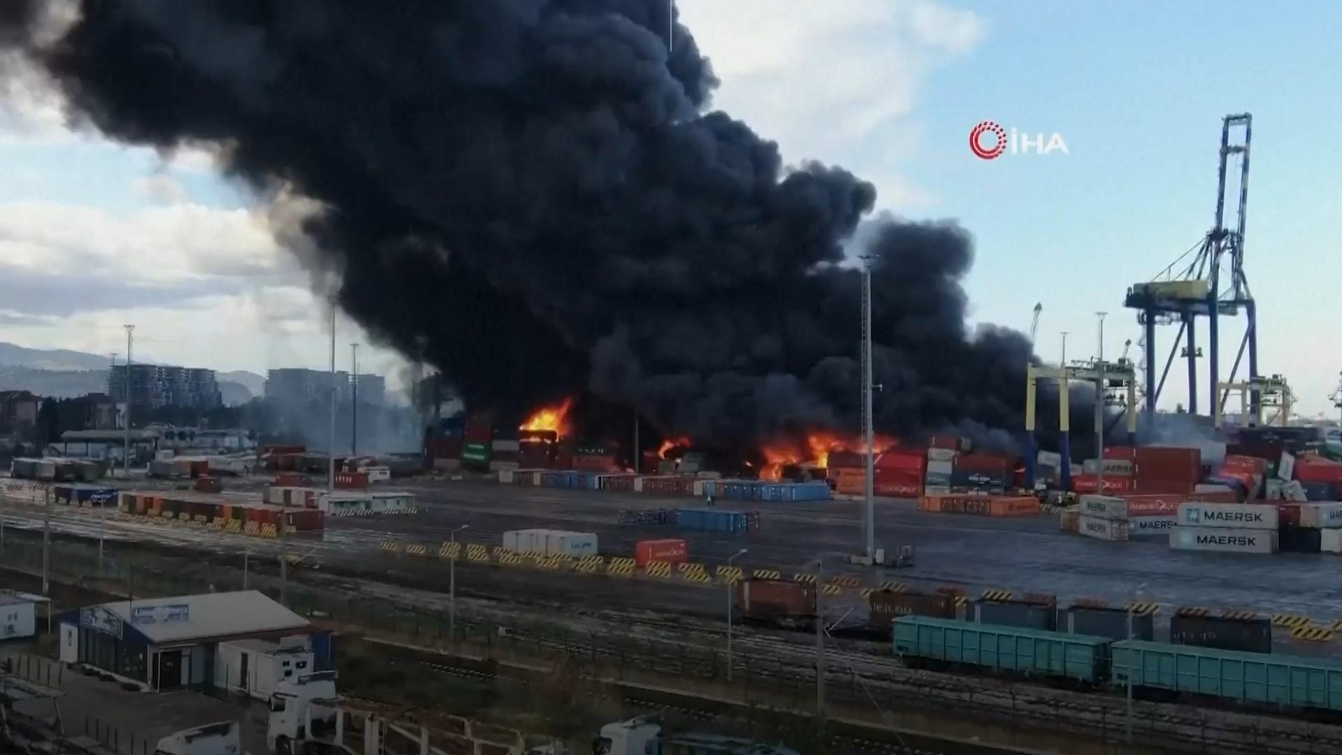 Großbrand wütet nach Beben im Hafen von Iskenderun Umgestürzte Container in Flammen