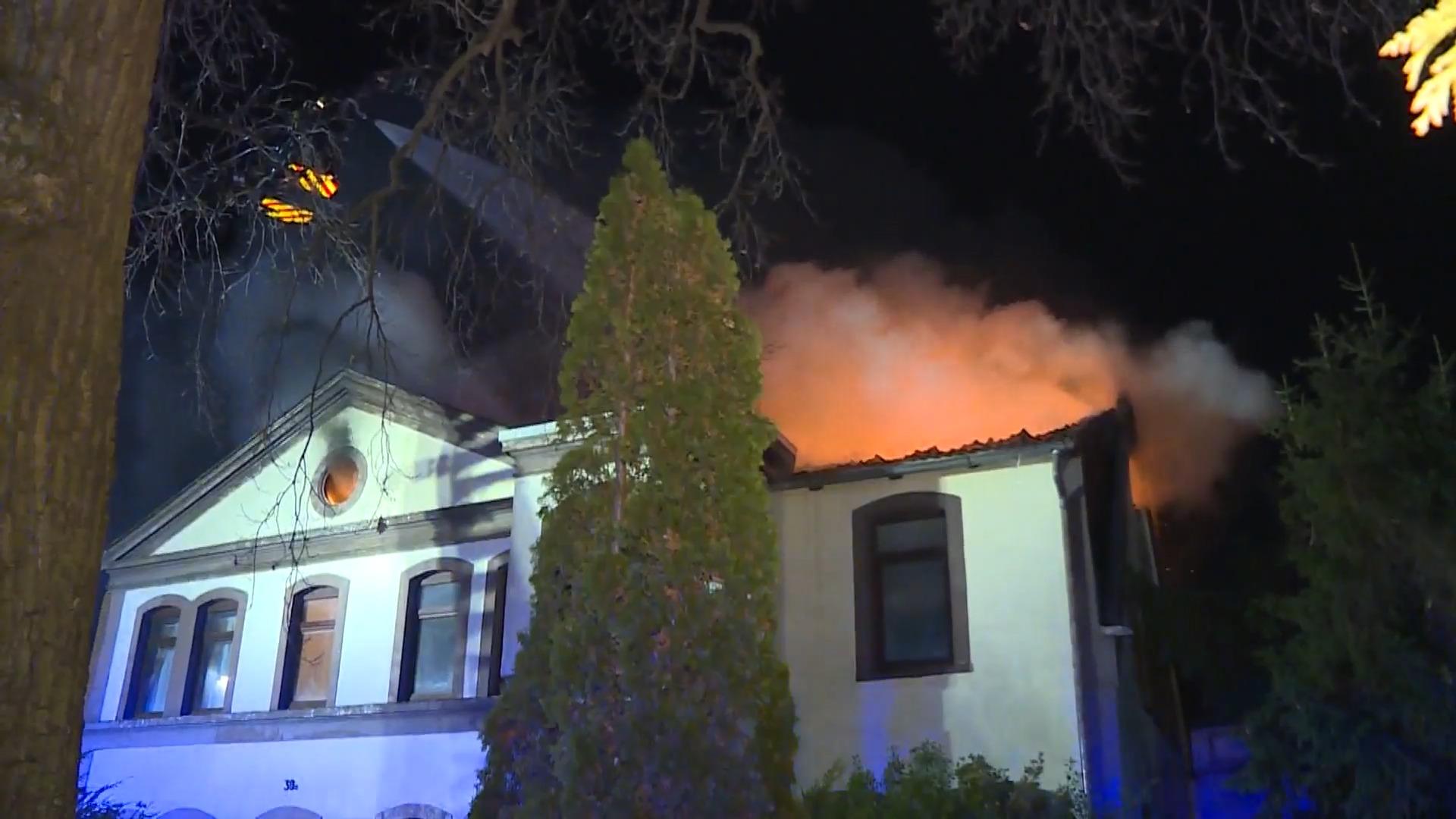 Meterhohe Flammen! Mutige Ersthelfer retten Bewohner Hausbrand in Langenhagen