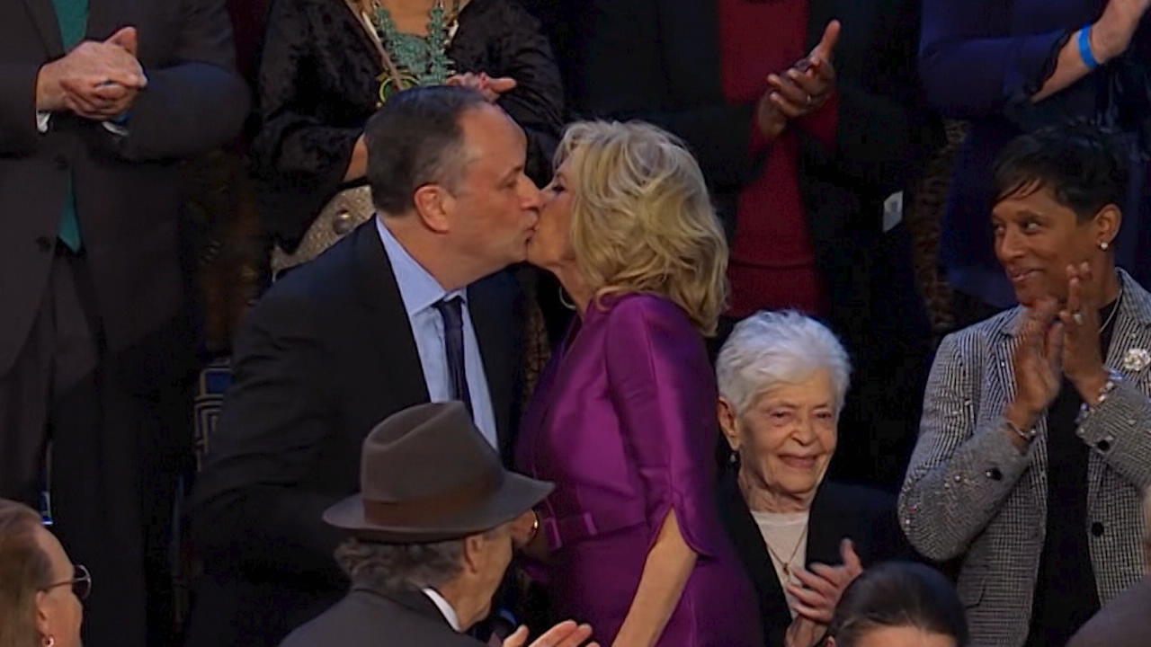 Erwischt?! US-First Lady Jill Biden küsst den falschen Mann Bei Joe Bidens wichtigstem Auftritt