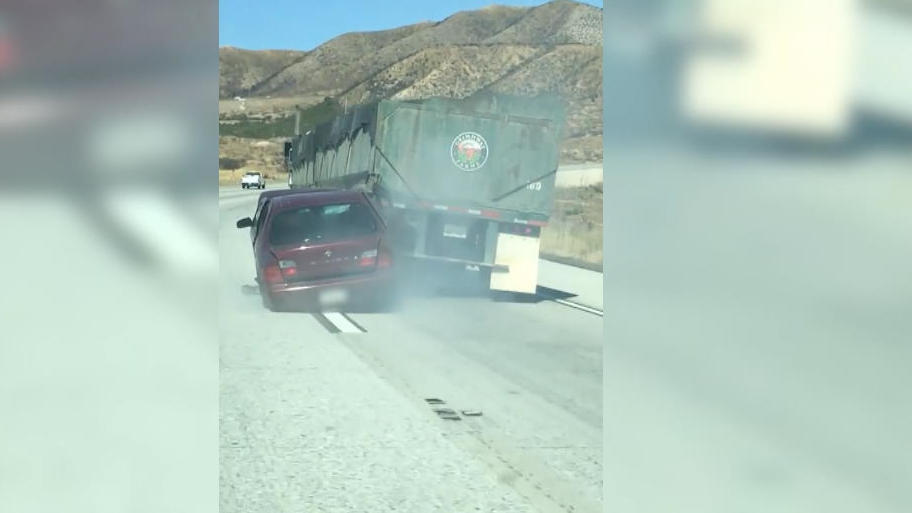 LKW-Fahrer schleppt Pkw auf die Autobahn Nicht mitbekommen?!