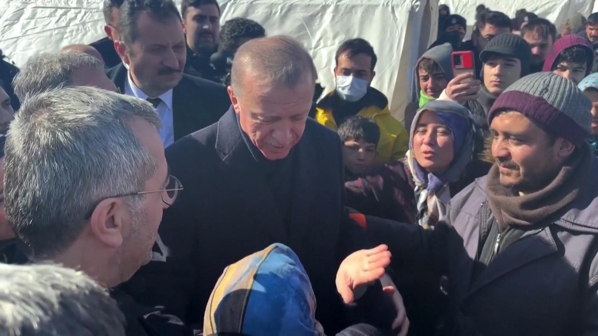 Zu wenig Hilfe, zu wenig Rettungskräfte, schlecht gebaut! Kritik an Erdogan wächst