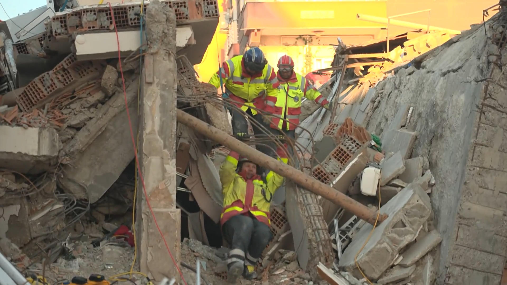 Helfer von I.S.A.R. Germany arbeiten im Erdbebengebiet Jeder Rettungseinsatz zählt