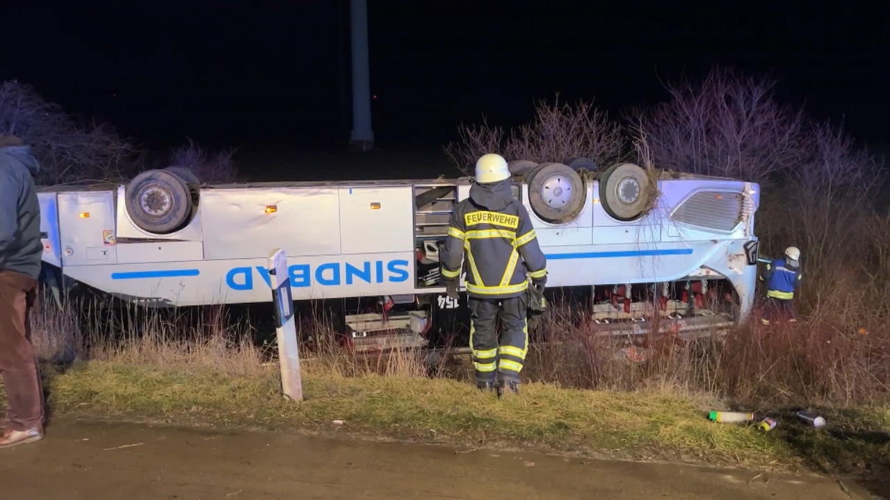 Reisebus umgekippt: Mehrere Verletzte Schwerer Unfall auf A2 bei Magdeburg