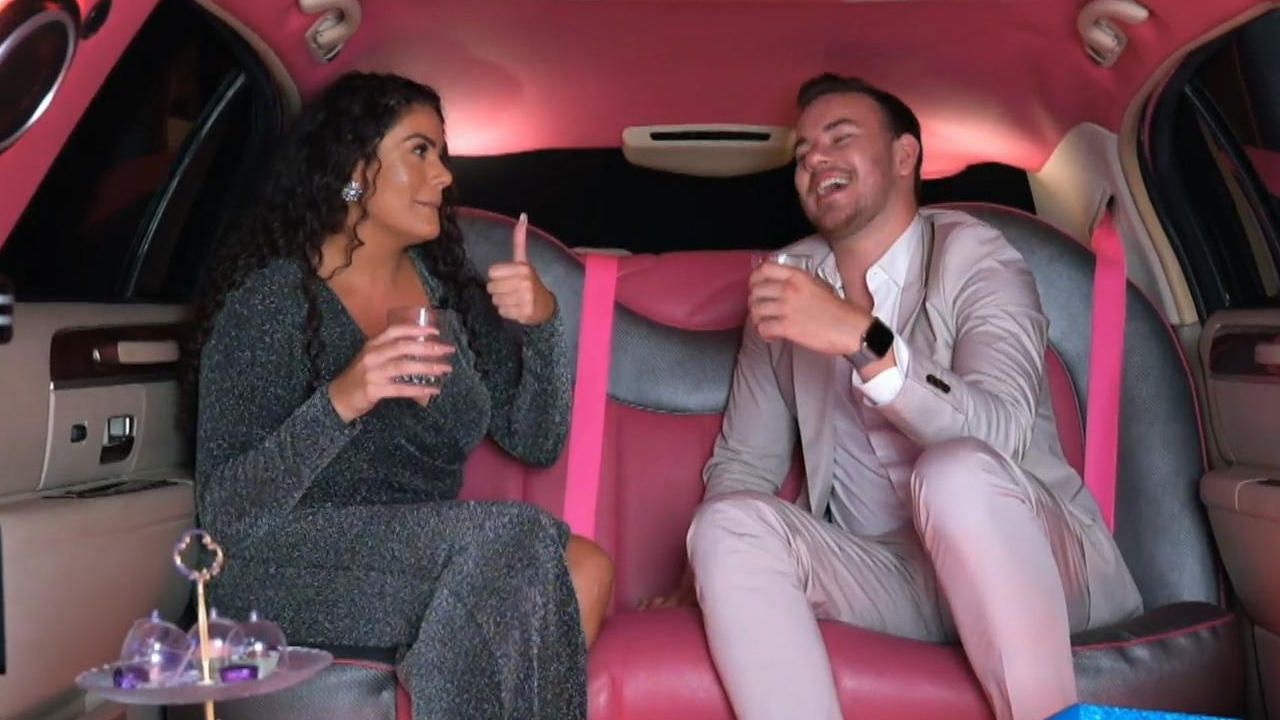 Single-Lady Roaya: "Bin teurer als ein Kleinwagen!" Take Me Out: Lucas und Roaya in der Limousine
