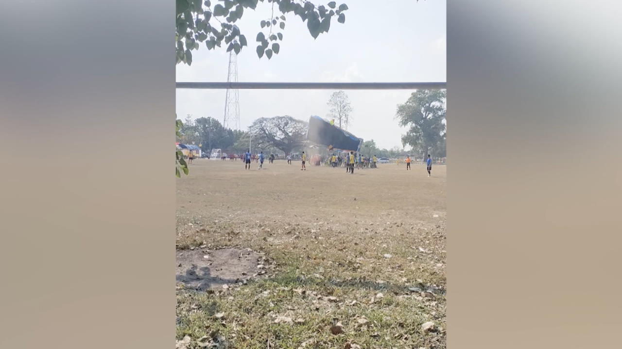 Tornado donnert über Fußballplatz Partie durcheinandergewirbelt