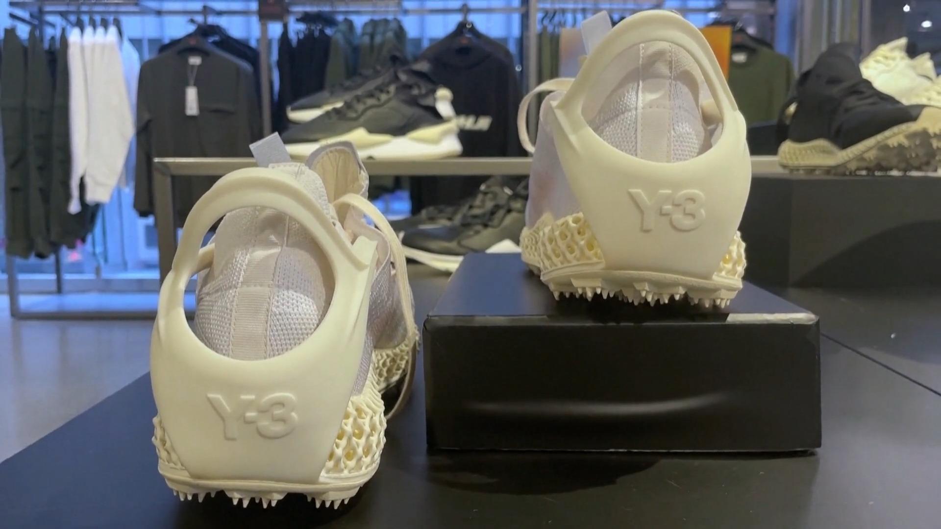 Una rottura con il rapper Kanye West sarebbe troppo costosa per la guerra delle Adidas Rose per le scarpe Yeezy