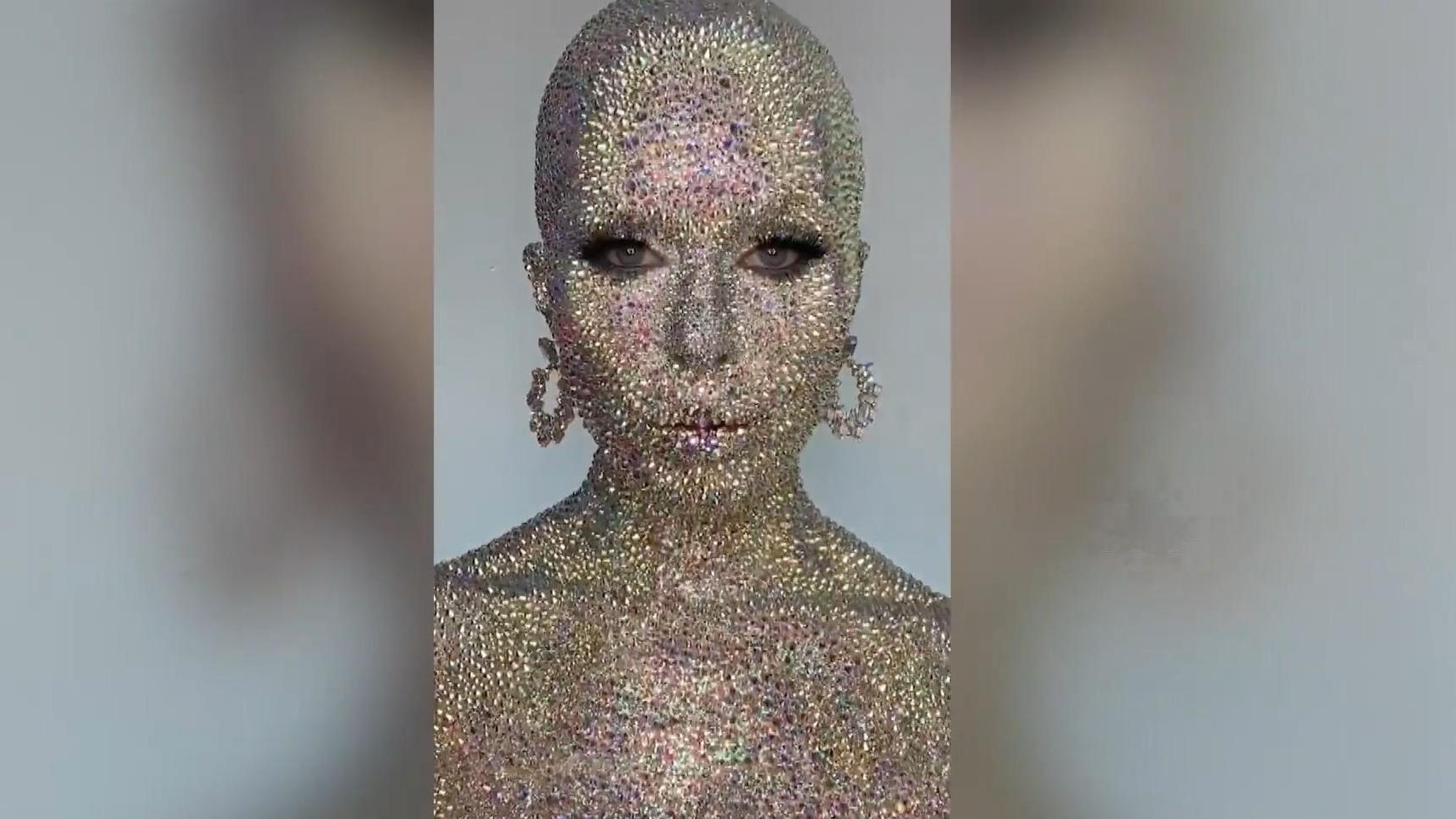 Frau klebt sich 13.000 Strasssteine auf den Körper 27 Stunden schminken!