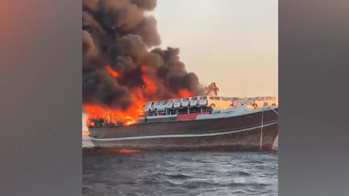 Frachtschiff geht vor Hafen im Oman in Flammen auf Explosion!