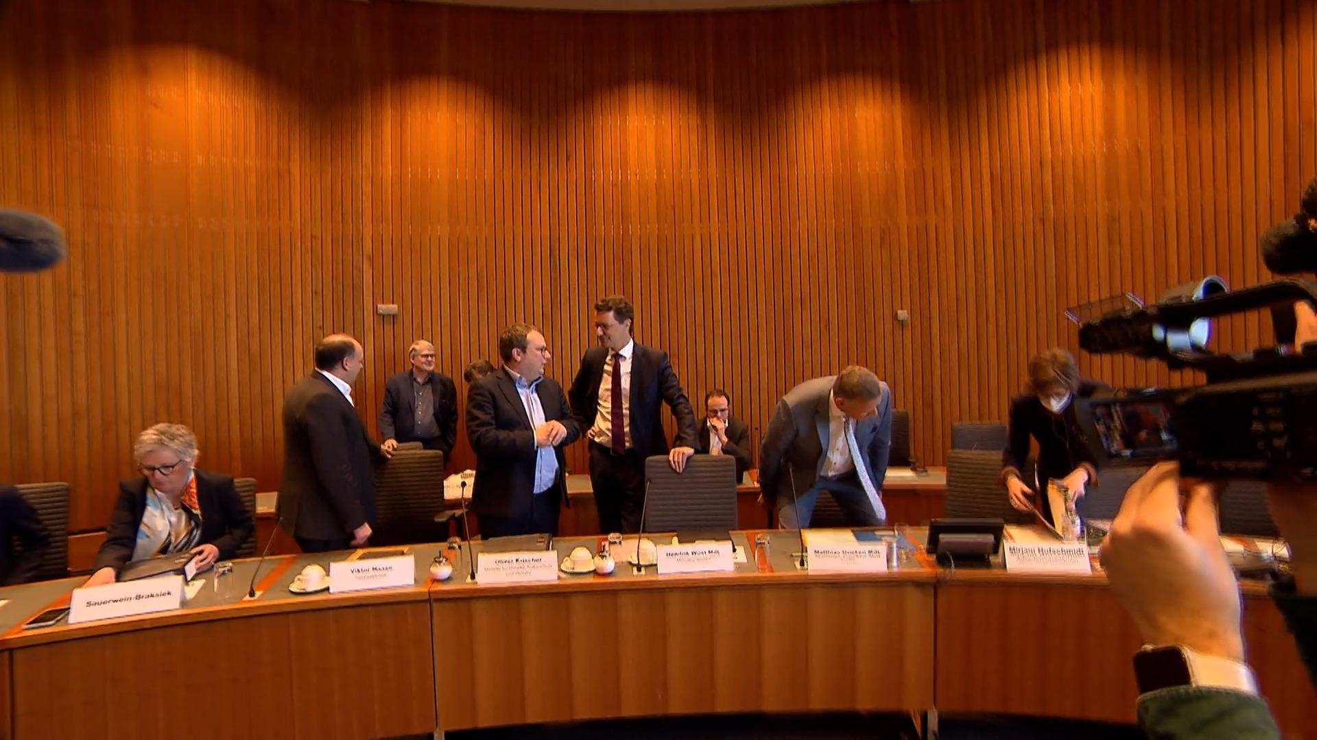 Was wusste Wüst? NRW-Landtag