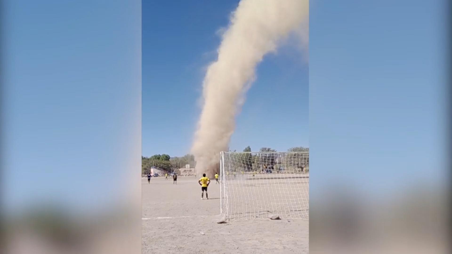 Naturschauspiel sorgt für Spielunterbrechung Sand-Tornado fegt über Fußballfeld in Mexiko