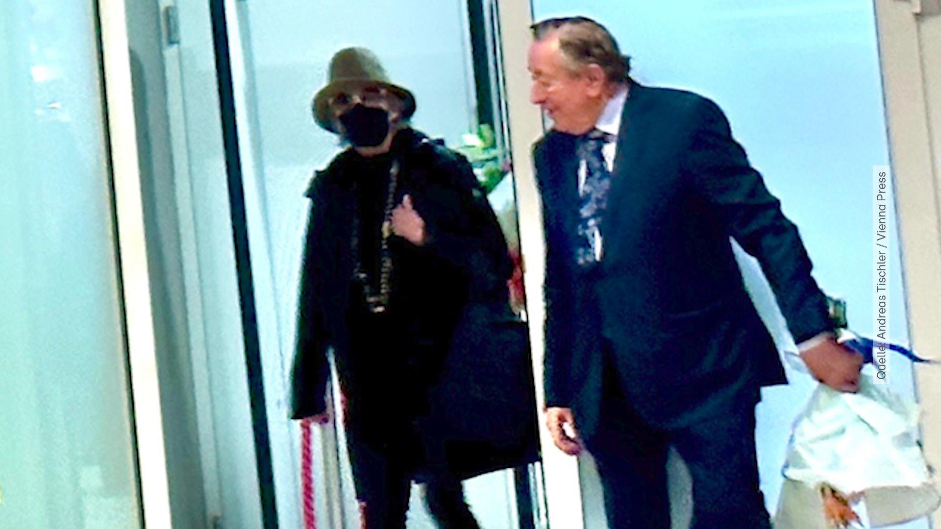 Richard Lugner holt Jane Fonda vom Flughafen ab! Er mit Blumen und sie mit Maske