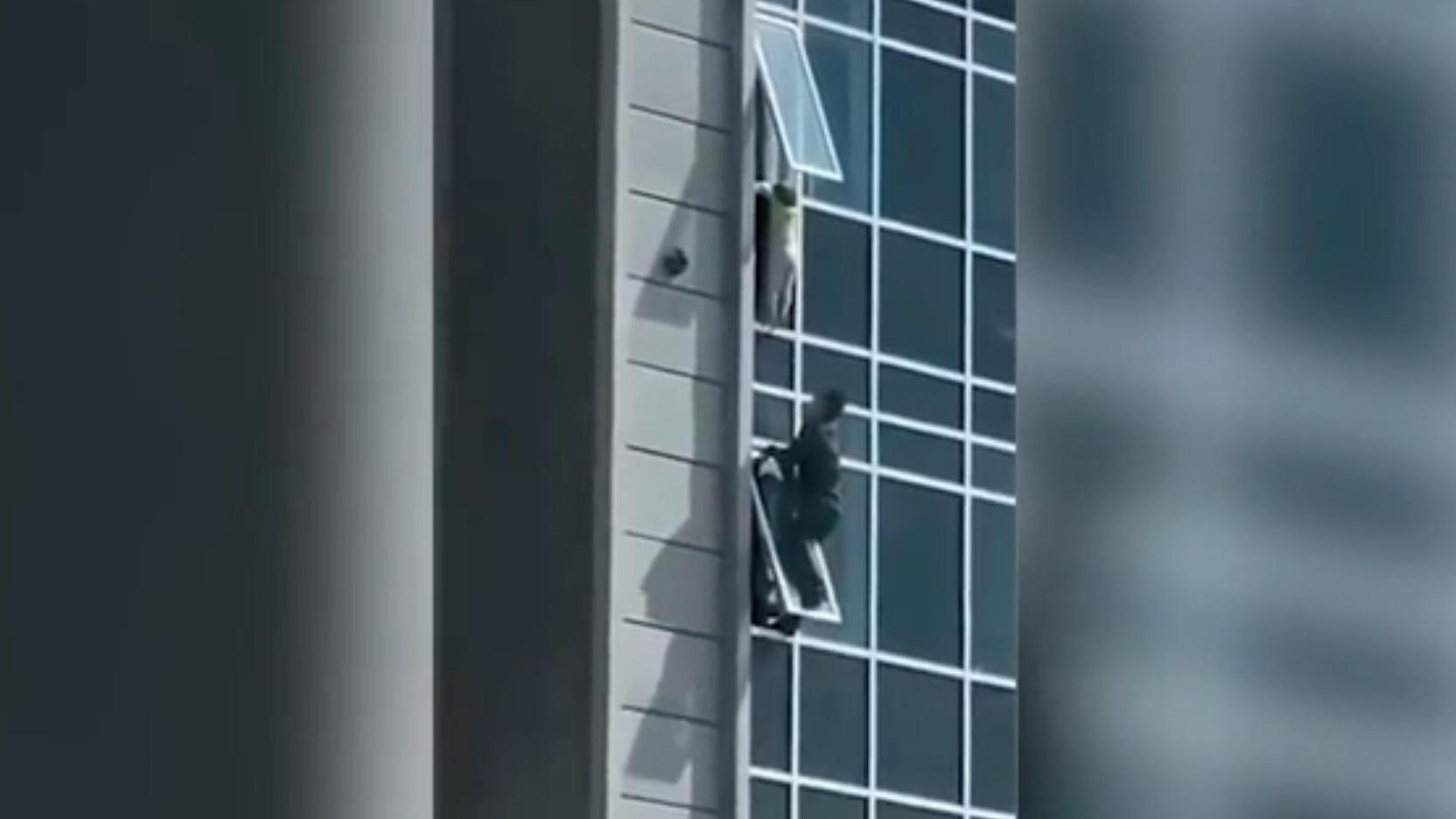 Kind baumelt aus Hochhaus-Fenster Es droht der tödliche Sturz