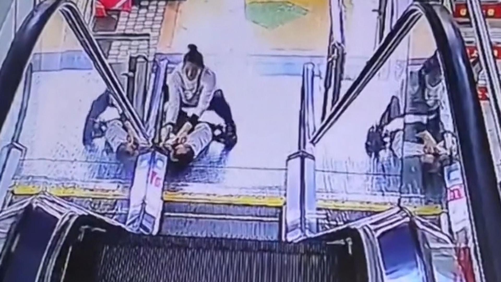 Mutter kurz unachtsam: Junge steckt Hand in Rolltreppe Kind droht zerquetscht zu werden