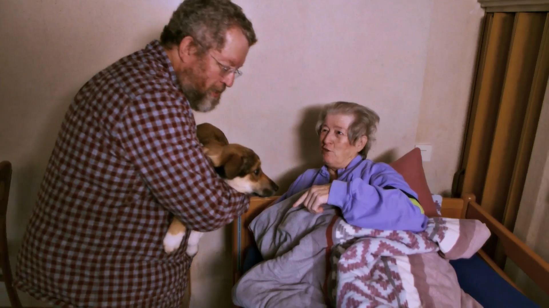 Ein Hund für die Alzheimerkranke Marianne Sohn kümmert sich