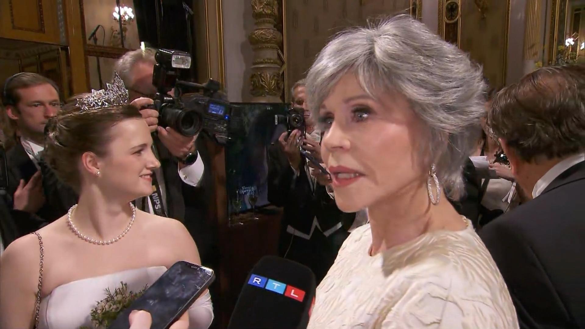 Jane Fonda: Kartoffelsalat und Cinderella-Kleid Auftritt beim Opernball