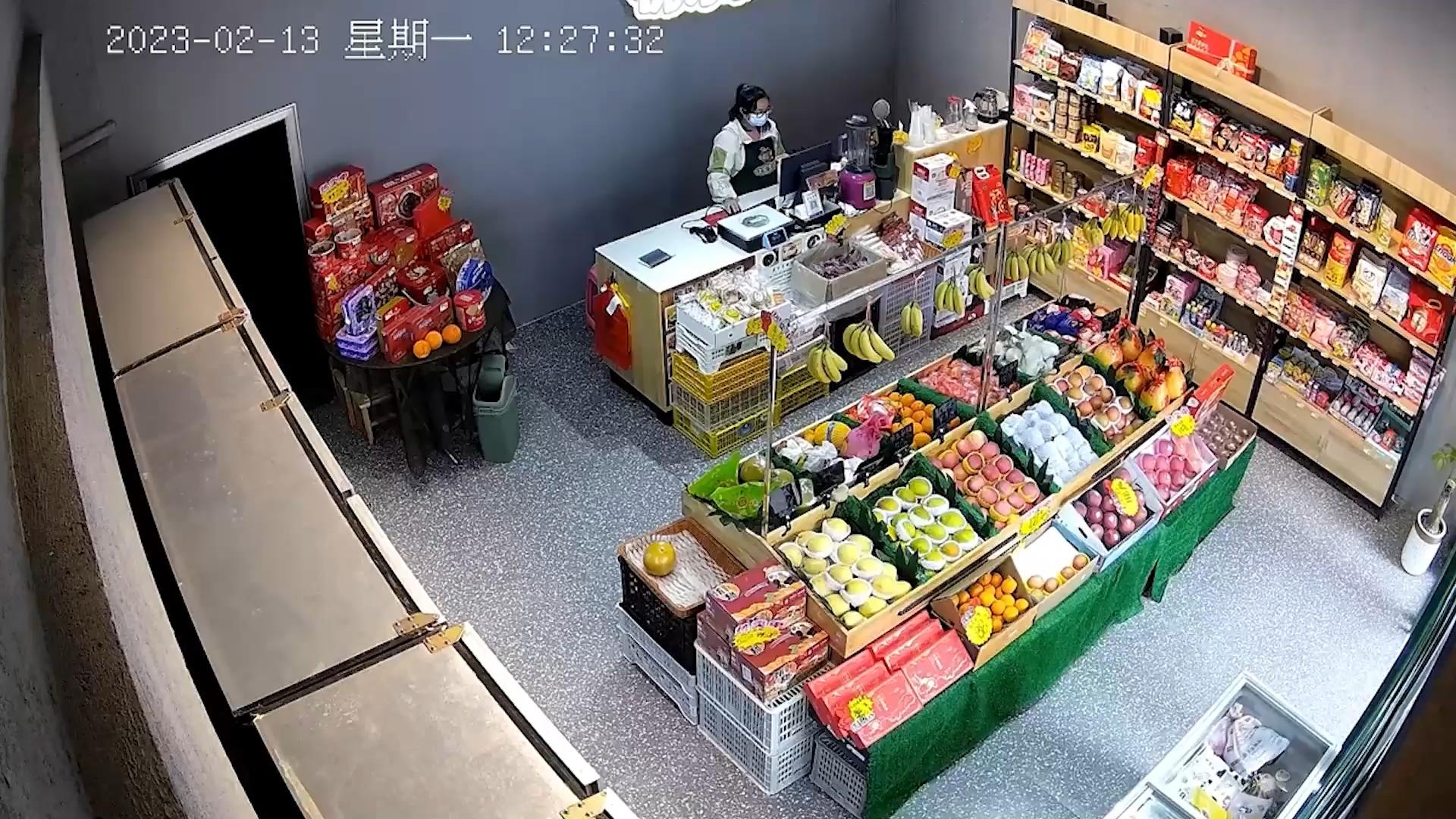 L'auto ha colpito il supermercato!  Incidente horror in Cina