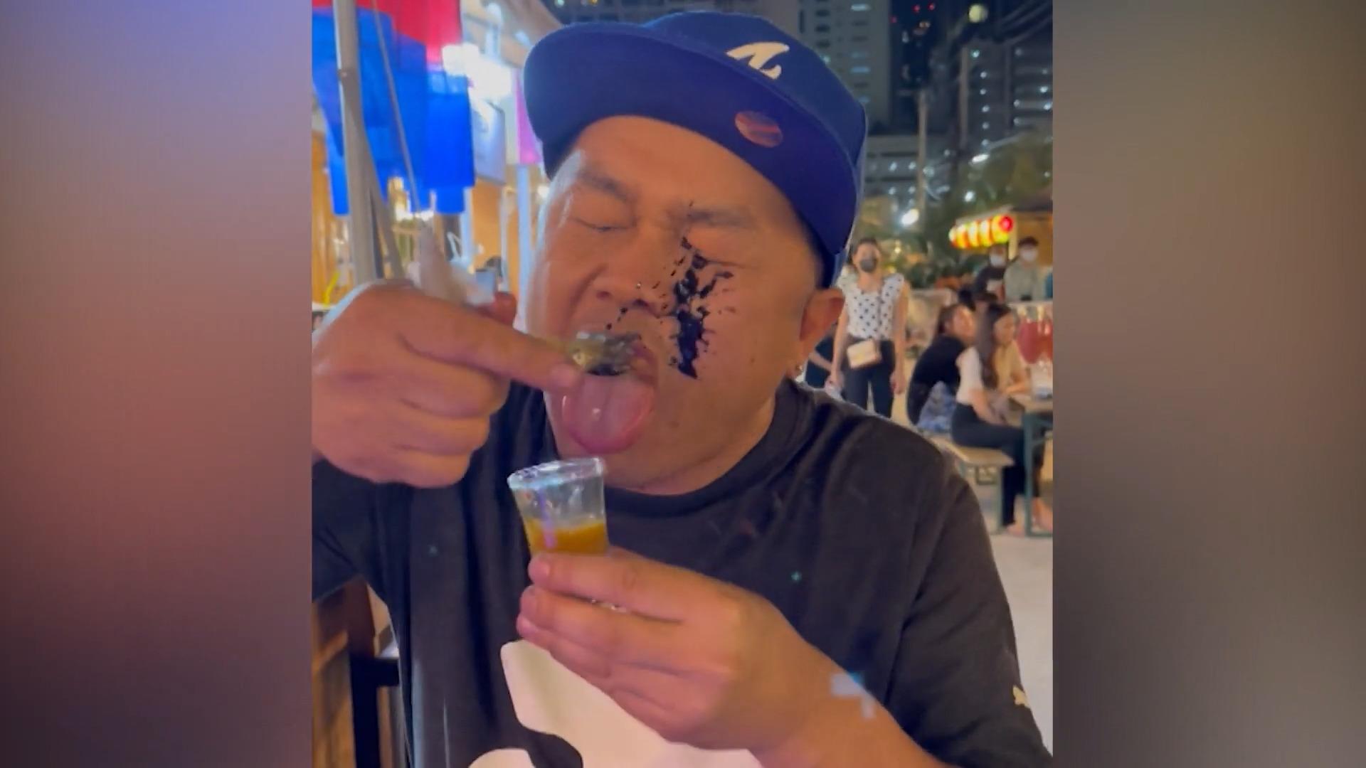 Mitten ins Auge! Tintenfisch wehrt sich ein letztes Mal Skurriler Drink aus Thailand
