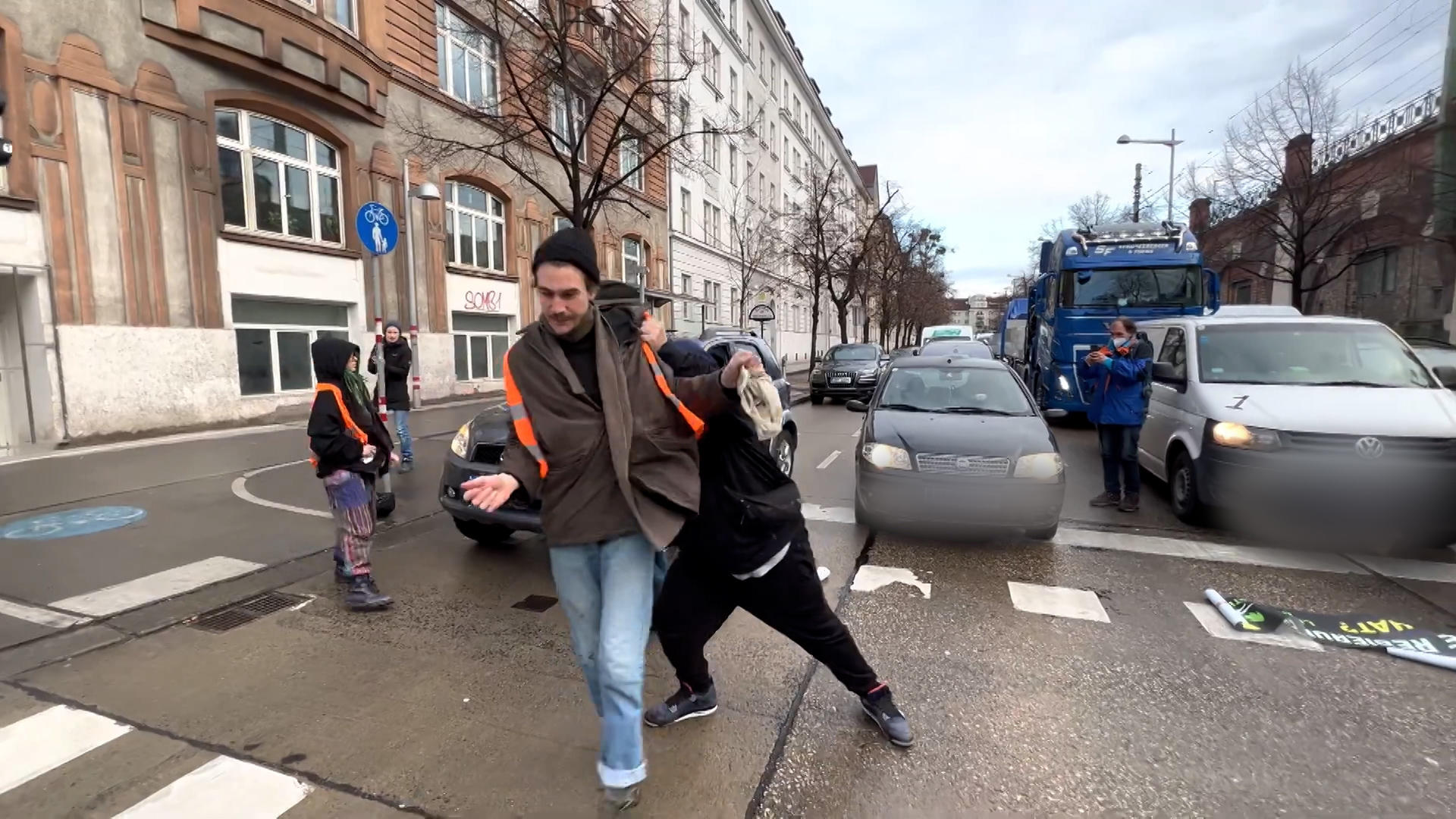 "Geh scheißen!" Autofahrer schubsen Klimakleber von Straße Streit mit Aktivisten eskaliert