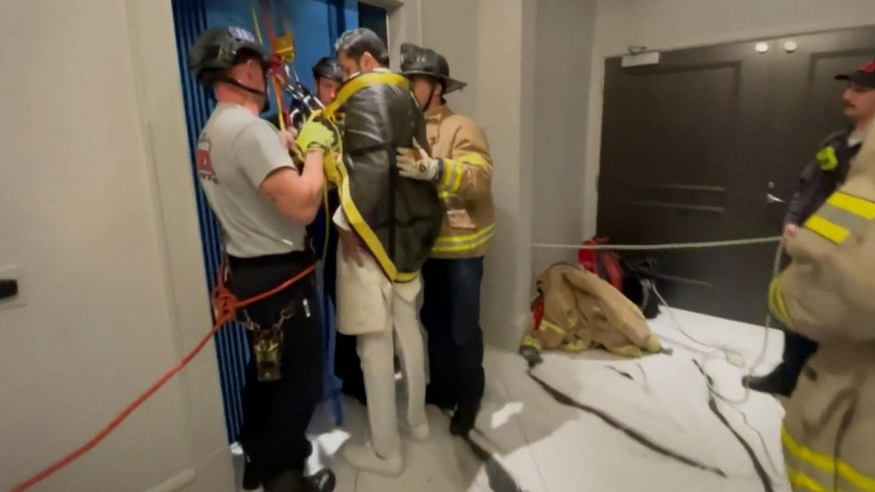 Hochzeits-Horror! Brautpaar bleibt im Aufzug stecken Aftershow im Fahrstuhl
