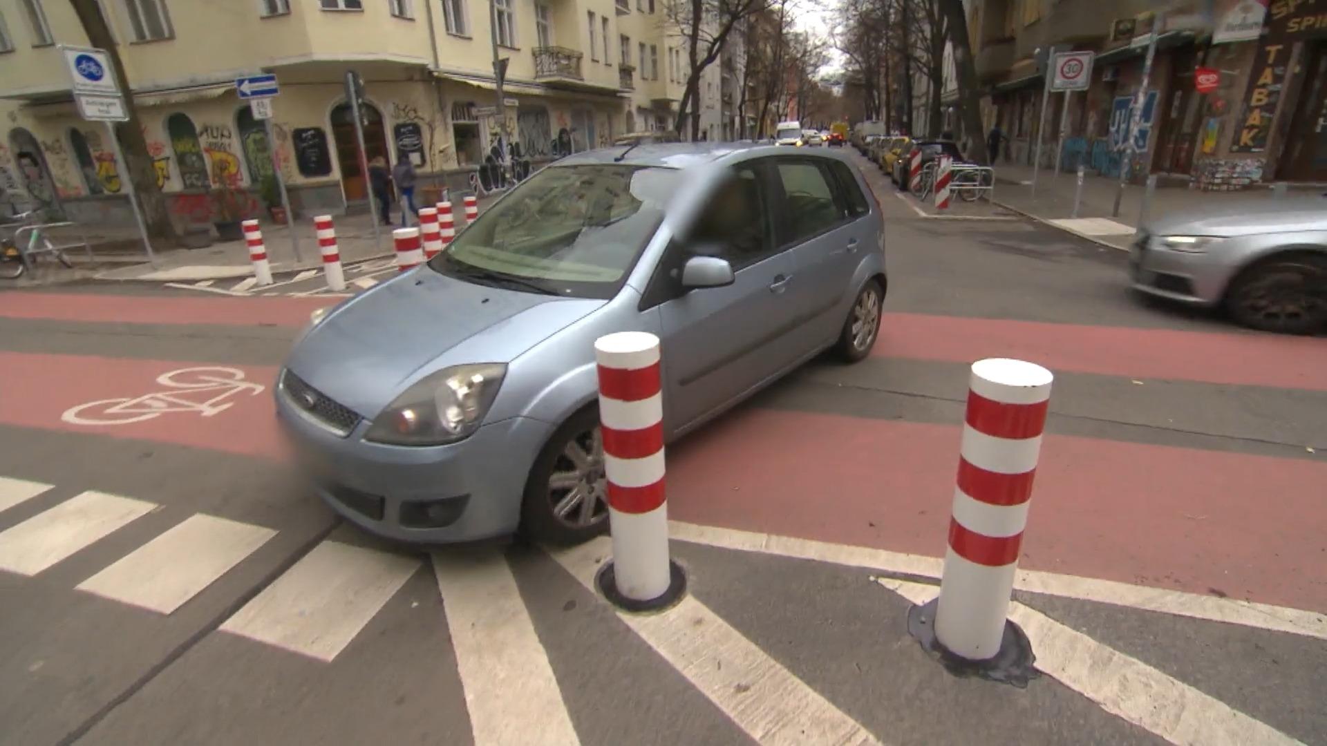 Pollerposse in Berlin Autofahrer missachten die Verkehrsregelung