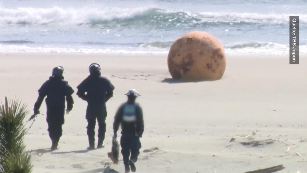Mysteriöse Kugel lässt Japaner rätseln Am Strand angespült