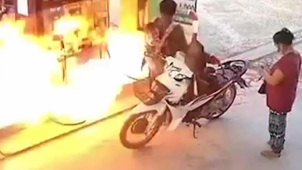 Dieser Vater wird zum Held und rettet sein Baby Tankstelle in Thailand fängt Feuer