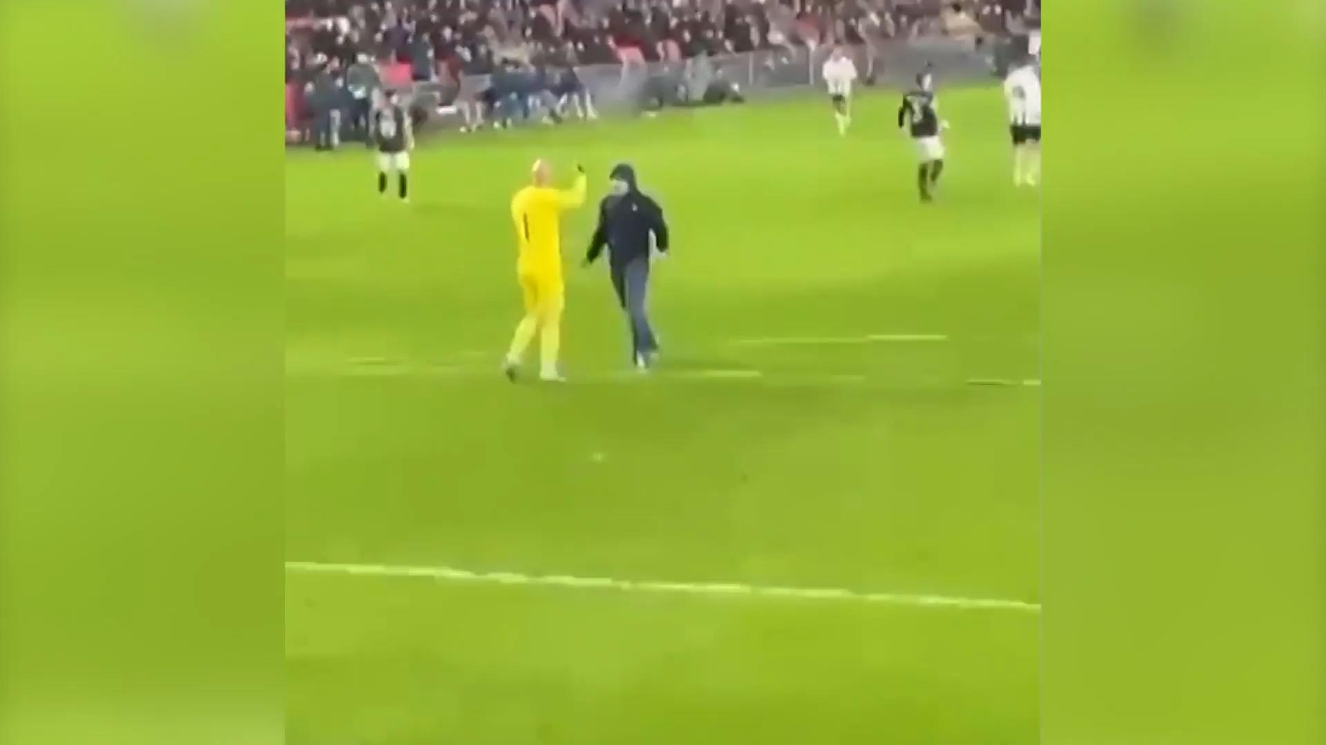Hooligan will Torwart vermöbeln - doch der wehrt sich! Mitten im Europa-League-Spiel