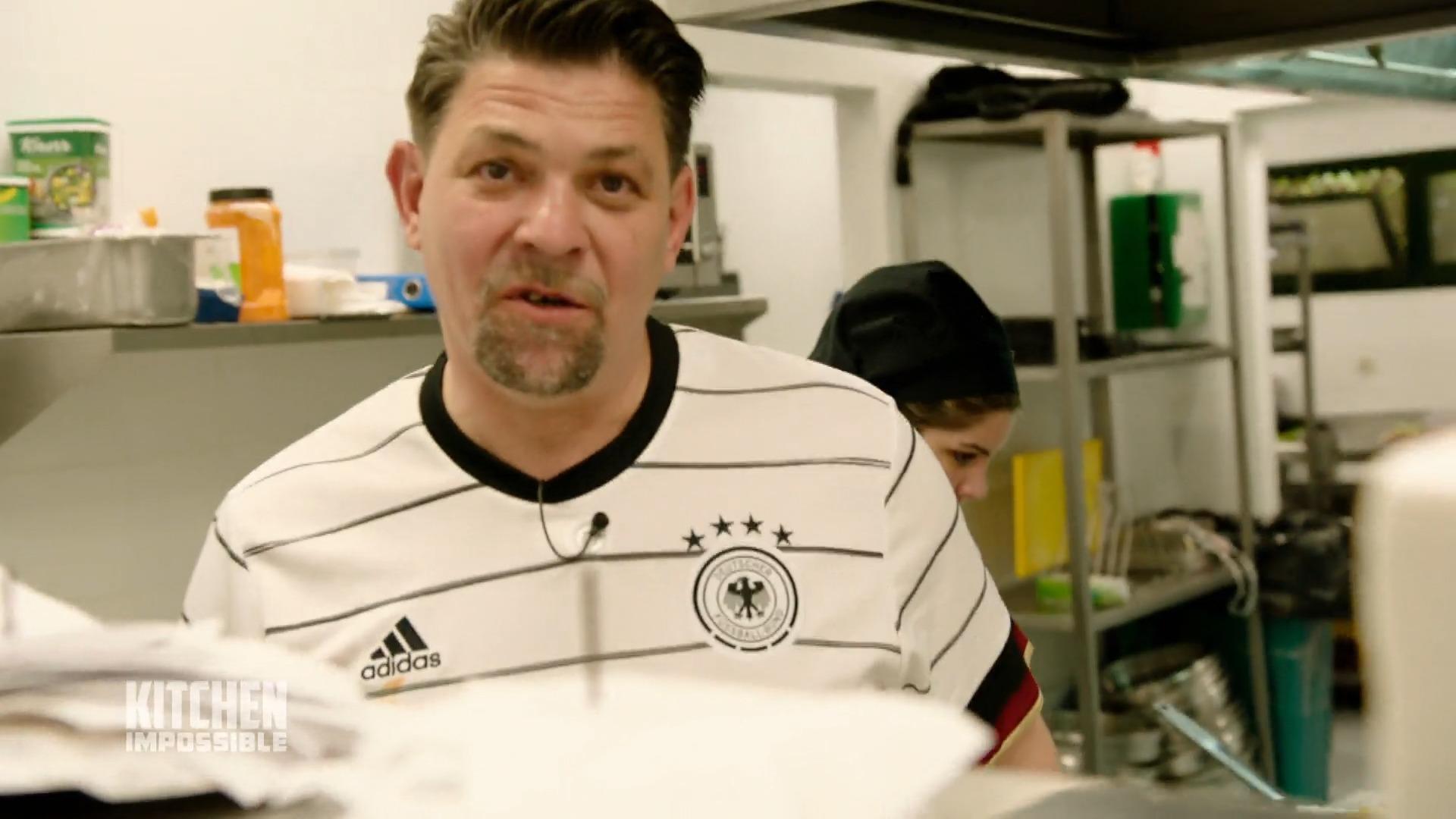 Wie hat es der Nationalelf geschmeckt? Tim Mälzer bei "Kitchen Impossible" ganz nervös