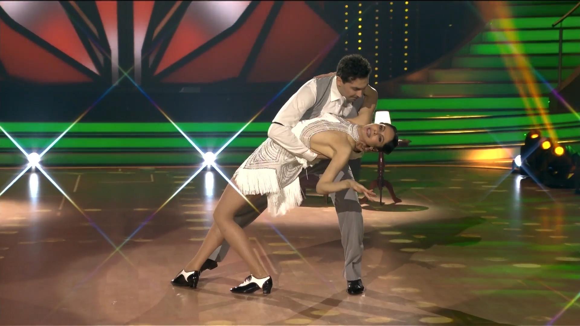 Natalia Yegorova baila con tanta gracia como Piaf en persona con un toque de elegancia "Vamos a bailar"