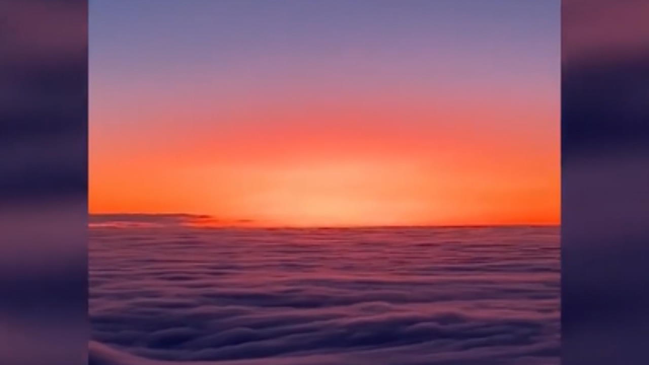 Skifahrerin filmt spektakulären Sonnenaufgang Über den Wolken