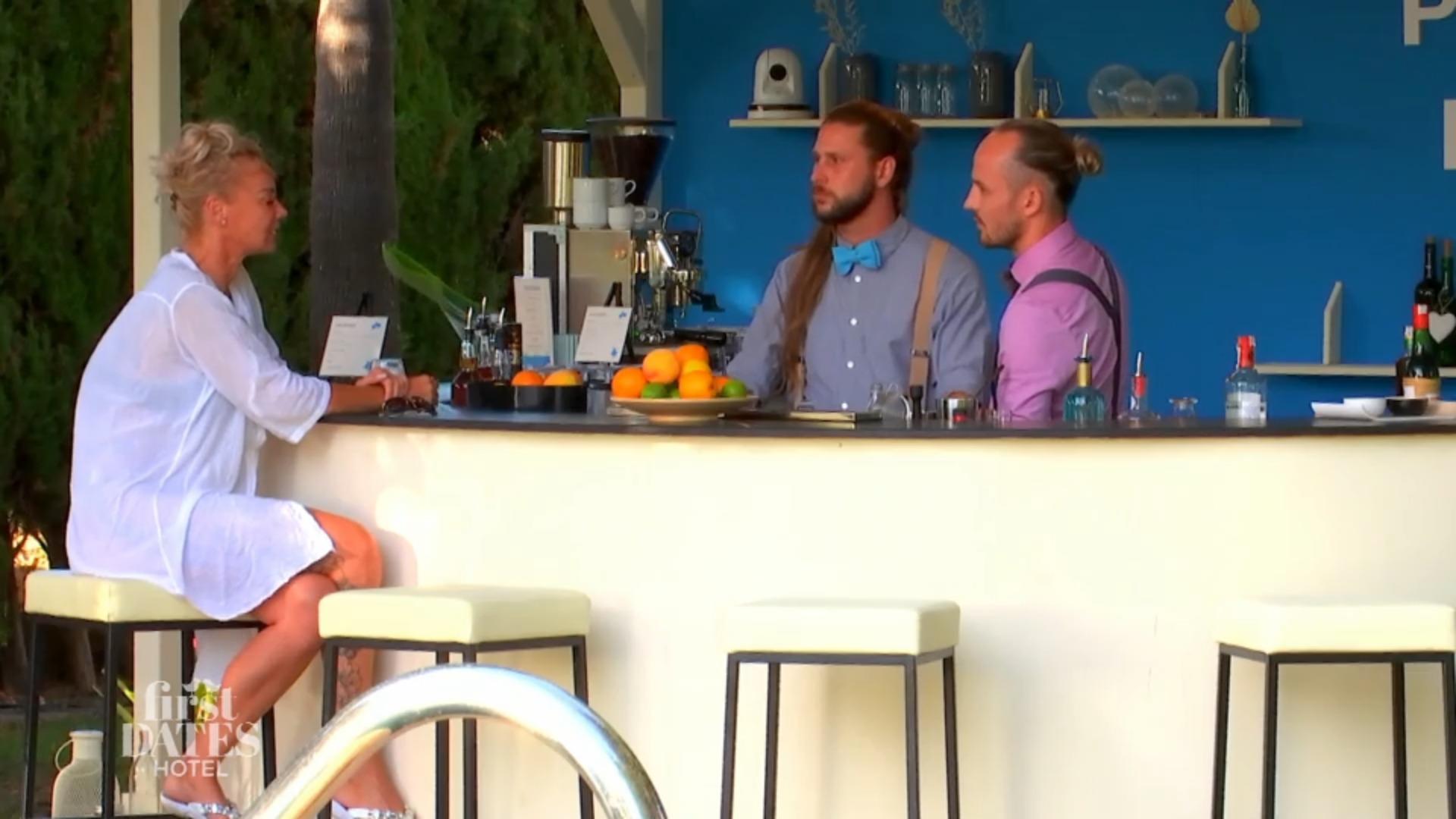 Elisabeth plaudert sich langsam warm An der "First Dates Hotel"-Bar