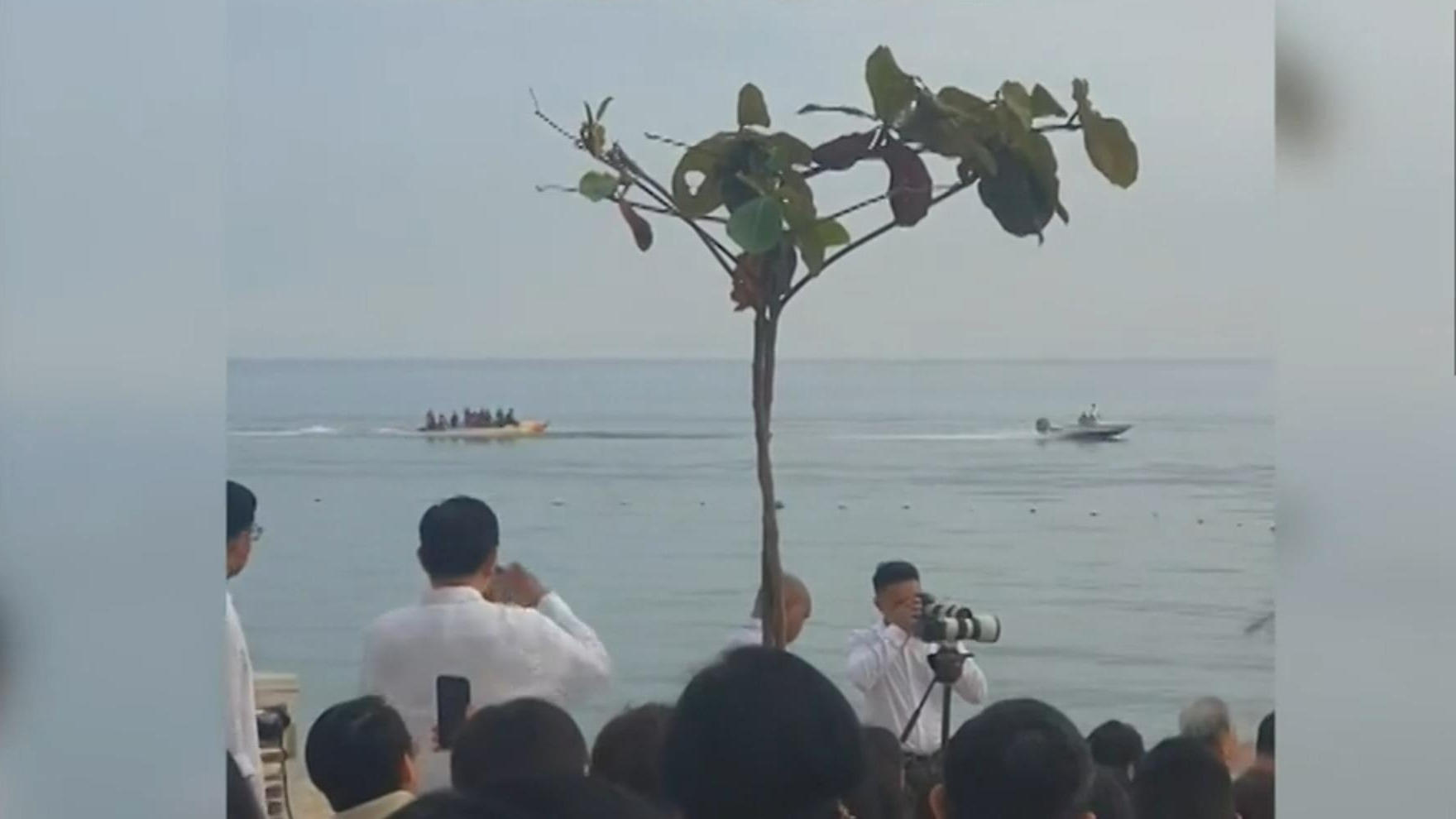 Banana-Boot crasht Strandhochzeit Da hört dem Trauredner kaum noch wer zu