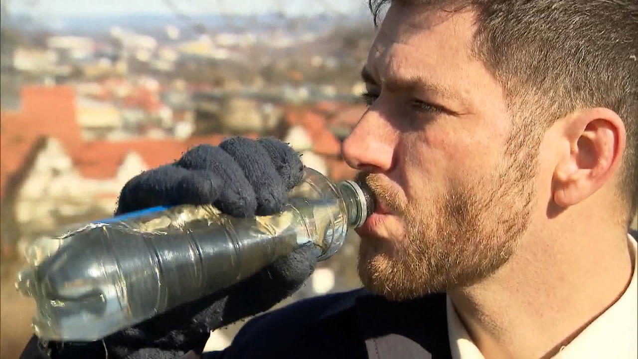 Marc aus Bielefeld leidet an seltener Erkrankung 25 Liter am Tag trinken?!