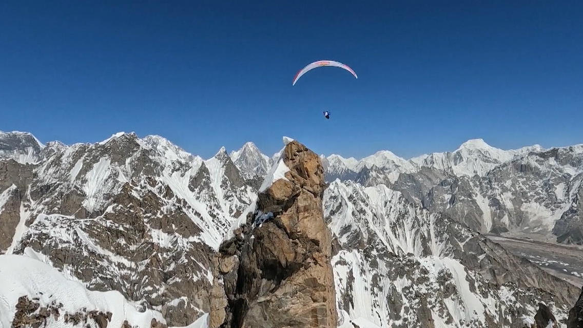 Extremsportler landen mit Gleitschirm auf K2 Spektakulärer Weltrekord-Versuch